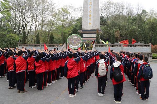 古怪巫师逃离村庄